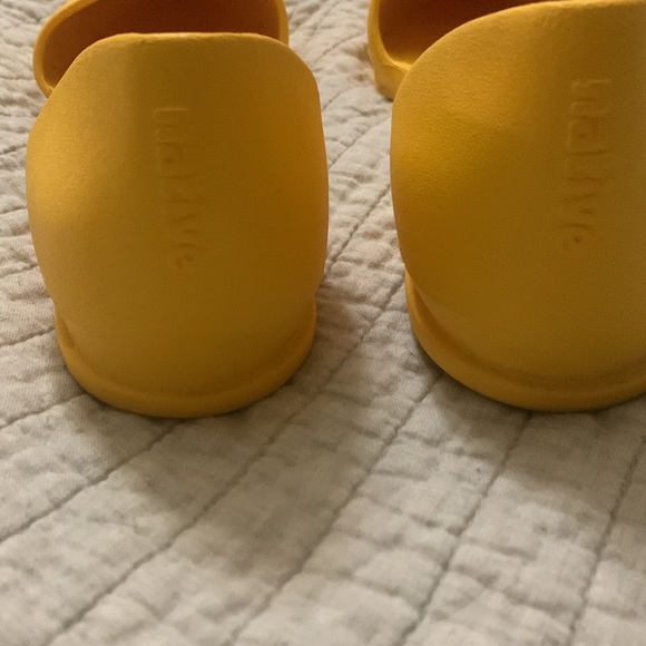 Native ladies flats size 9. Yellow. - Picture 2 of 4